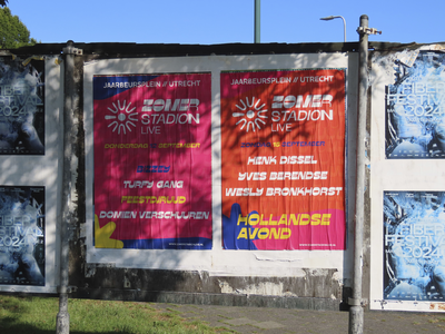 908923 Afbeelding van twee reclameaffiches van het programma 'Zomer Stadion Live' op het Jaarbeursplein te Utrecht, op ...